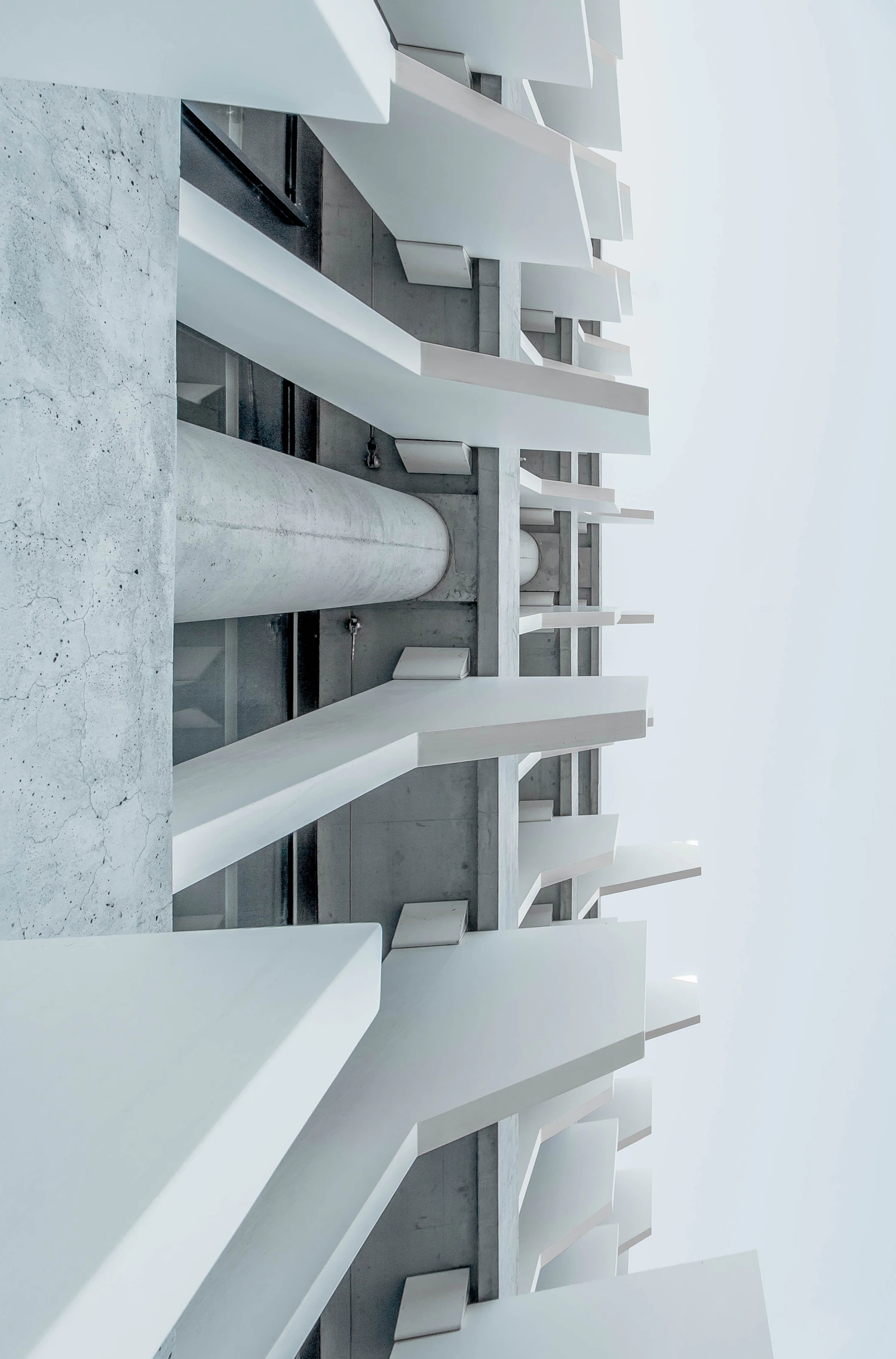 Linhas e volumes de uma fachada de concreto branco em Madri