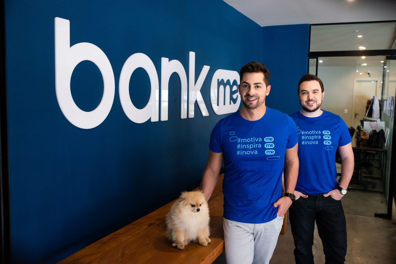 Os fundadores Thiago Eik (CEO) e André Bravo (COO) junto com o mascote da Bankme