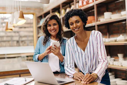 É importante que mulheres tenham uma rede de apoio e juntem-se a outras colegas de profissão para trazer inspiração. (Imagem: Unsplash)