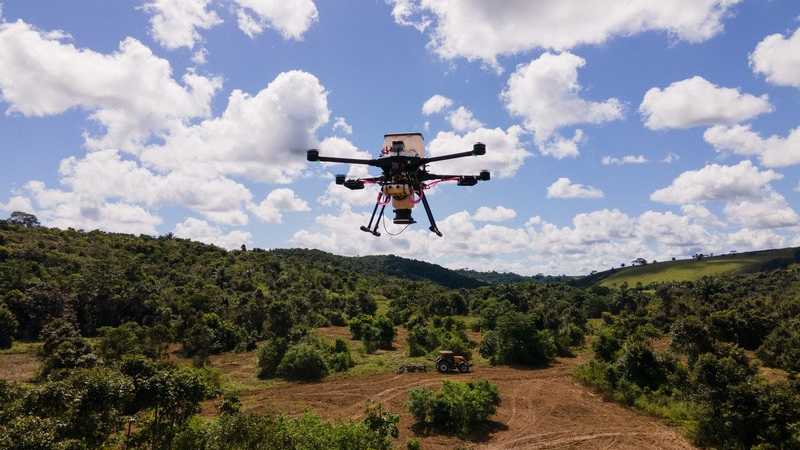 Drone da Morfo sobrevoando área a ser restaurada. Crédito: Pedro Abreu/Divulgação/Morfo