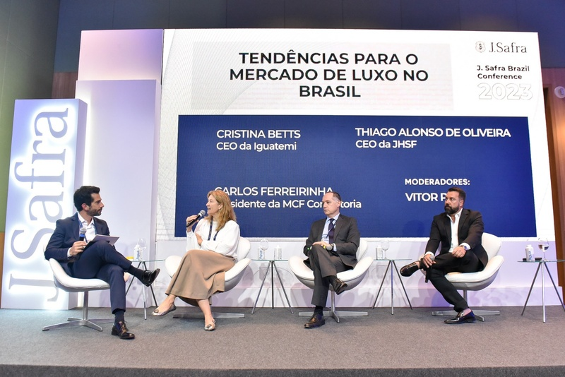 Cristina Betts, CEO da companhia, mostrou porque a rede de shoppings é referência no segmento durante o painel “Tendência Brasileira no Mercado de Luxo”, conduzido por Vitor Pini, head de análises de ações de varejo do Banco Safra. Crédito: Divulgação