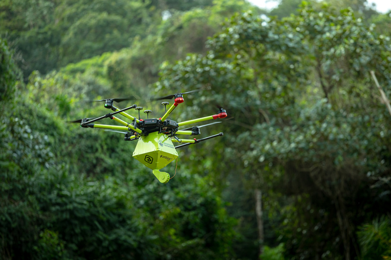 Drones espalham biocápsulas desenvolvidas pela Ambipar Group a partir de resíduos de colágeno das indústrias farmacêuticas