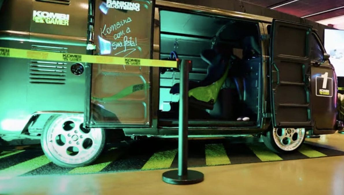 Kombi customizada (única no mundo) onde o piloto participa de uma corrida simulada de Fórmula 1 - Crédito: Divulgação