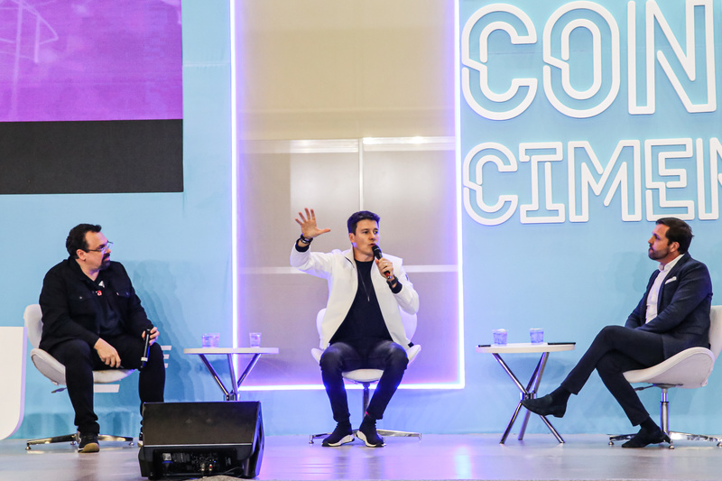 Apresentador Rodrigo Faro agita Feira do Empreendedor