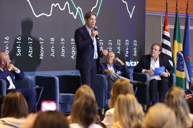 Ricardo Amorim destacou a importância da valorização das relações humanas nas negociações. Crédito: Rafael Cautella