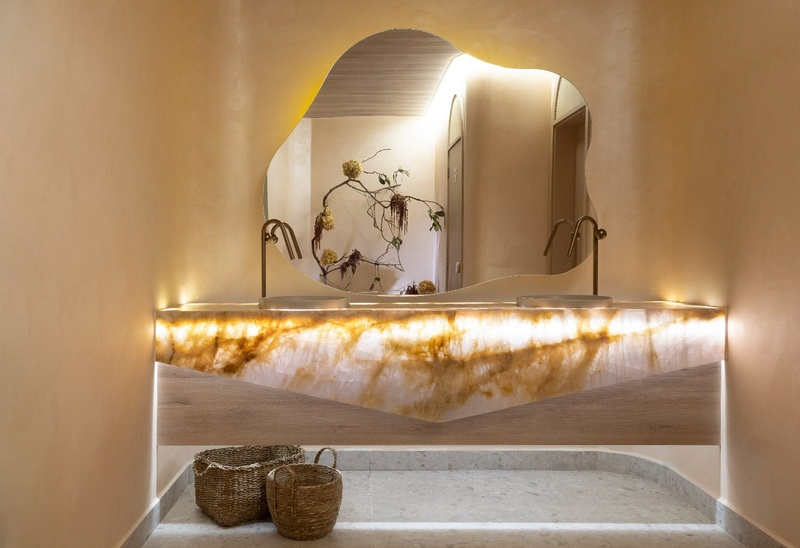 O ambiente Lavabo Yügen recebeu o trabalho da profissional e autoridade em equilíbrio energético Cris Bevilaqua – Crédito Carol Mossin