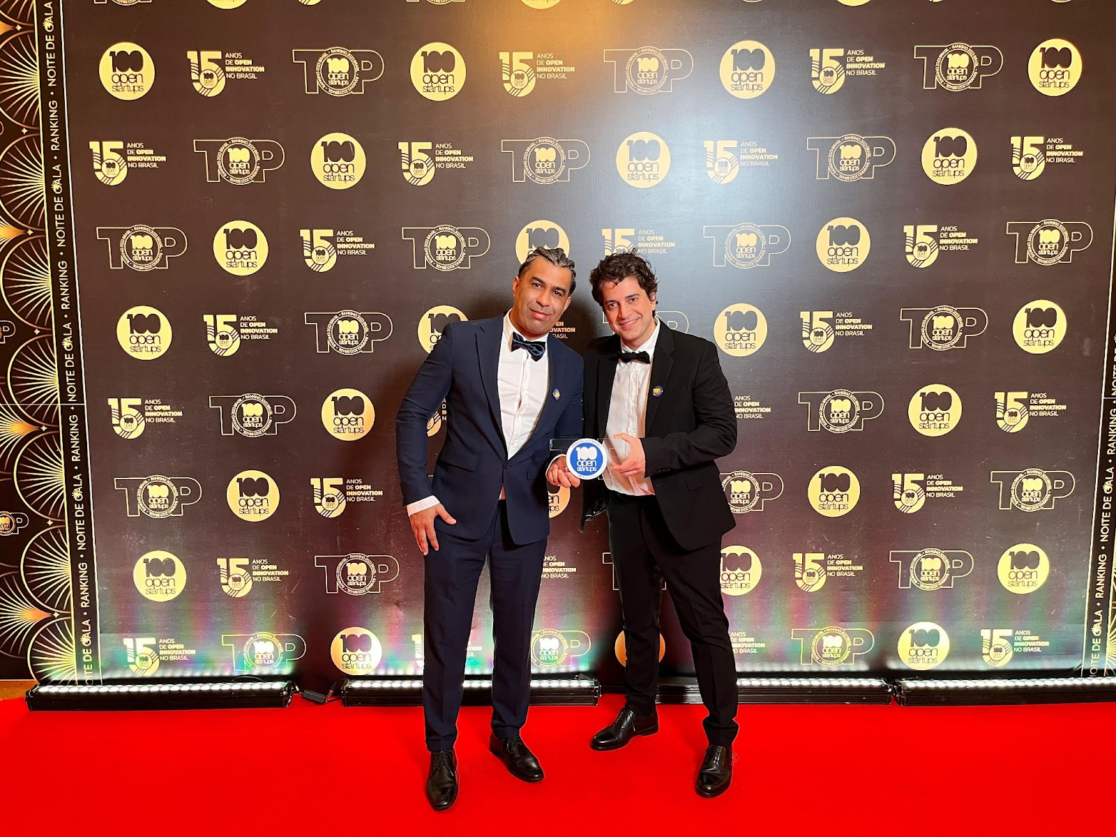 Foto: Leonardo Pontes e Normano Ribeiro, founders da Able-On, durante a premiação do ranking 100 Open Startups 2023