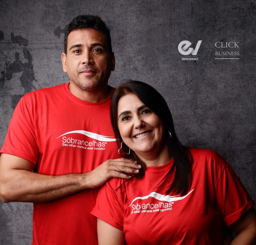 Aliandro e Regina Melo, casal de colaboradores da rede Sóbrancelhas que adquiriram uma unidade da franquia (Imagem: Arquivo pessoal)