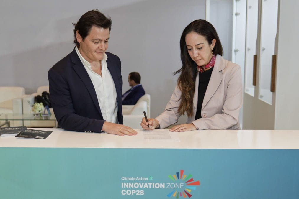 Assinaram o acordo Maria Elisa Curcio, diretora de Assuntos Corporativos, Regulatórios e Sustentabilidade da LATAM Brasil, Lígia Sato, gerente de Sustentabilidade da LATAM Brasil, Fabio Galindo, CEO da Future Carbon e Pedro Plastino, CBO da Future Carbon (Imagem: divulgação LATAM e Future Carbon)