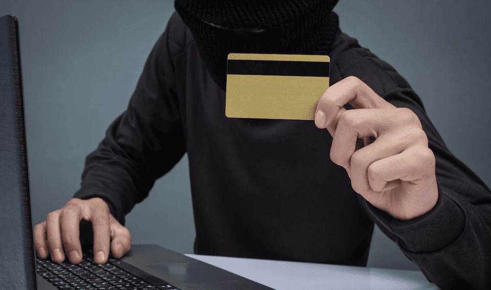 Brasil é top 5 alvo de fraudes digitais: Saiba quais métodos aplicar para reduzir fraudes aos negócios e consumidores