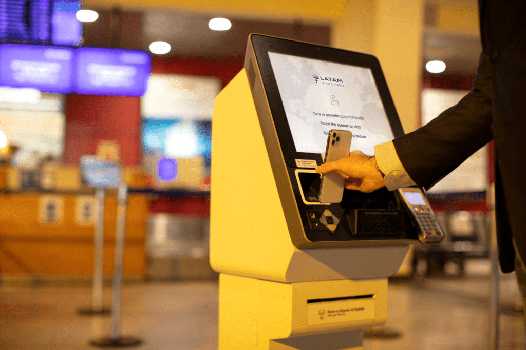 Tecnologia é parte da transformação digital da LATAM e já está disponível em 10 aeroportos do Brasil para uma viagem mais simples, rápida e segura (Imagem: Divulgação LATAM)