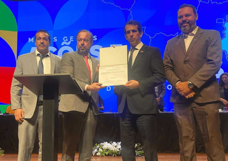 Participaram do lançamento o diretor da Newave Energia, Claudio Ferreira, Ministro de Minas e Energia, Alexandre Silveira, CEO da Gerdau, Gustavo Werneck e o prefeito de Arinos, Marcilio Almeida - divulgação Gerdau