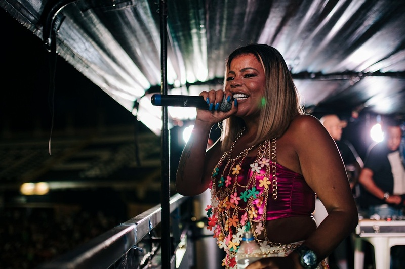 A rainha do funk carioca, Tati Quebra Barraco colocou o público pra dançar ao som de hits como “Boladona” e “É por isso que sofre” - Foto: Indie Click