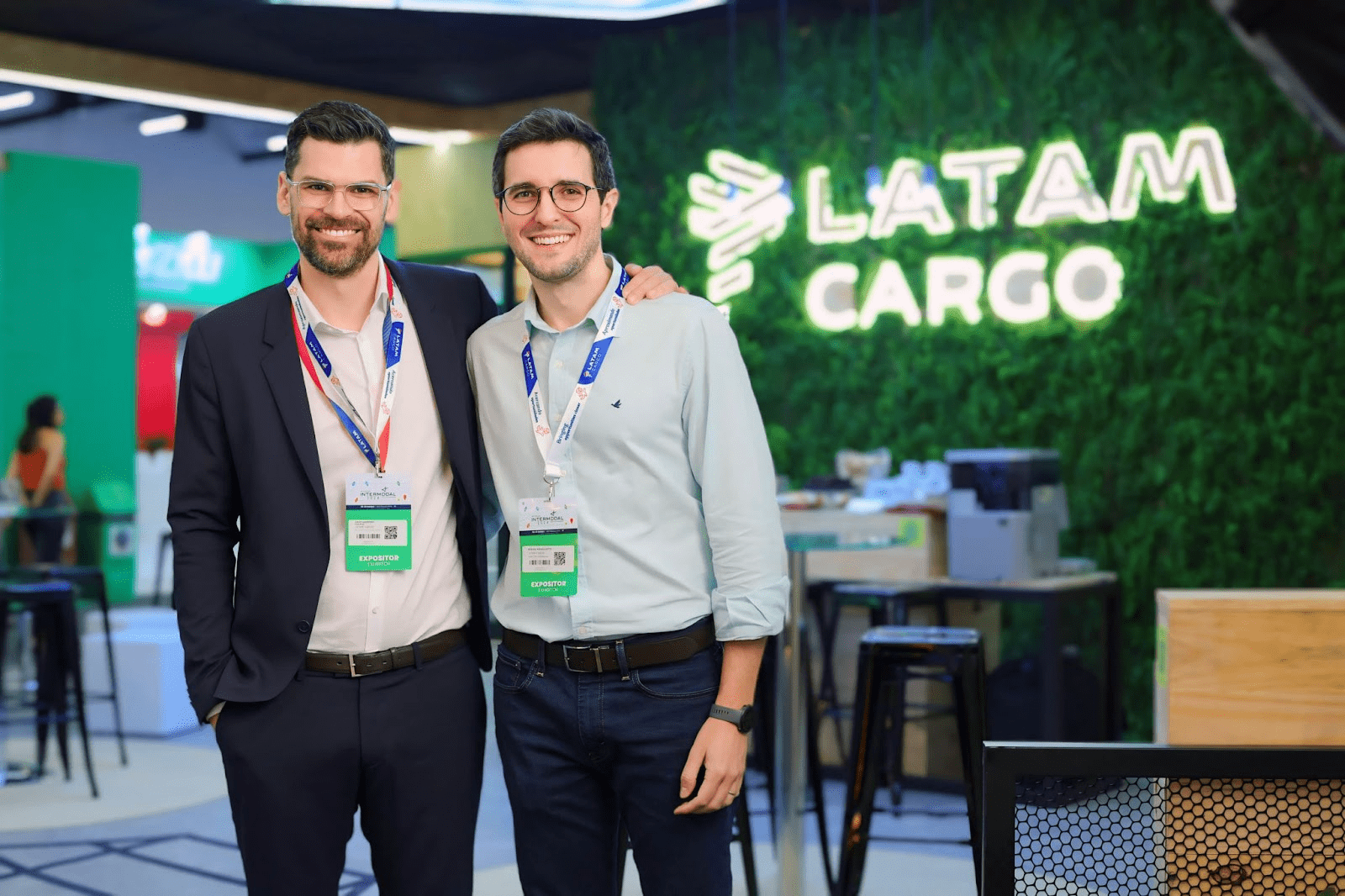 Jorge Carretero, diretor comercial da LATAM Cargo na Europa Central e Otávio Meneguette, diretor da LATAM Cargo Brasil, juntos na Intermodal South América 2024. Crédito: Maurício Burim