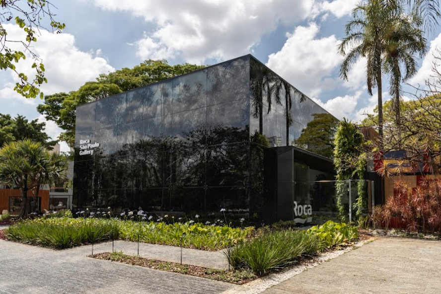 Com projeto de Fernanda Marques e paisagismo assinado por Alex Hanazaki, o Roca São Paulo Gallery, na Avenida Brasil, São Paulo, será o ponto de encontro dos participantes da DW! 2024 | Foto: Ruy Teixeira