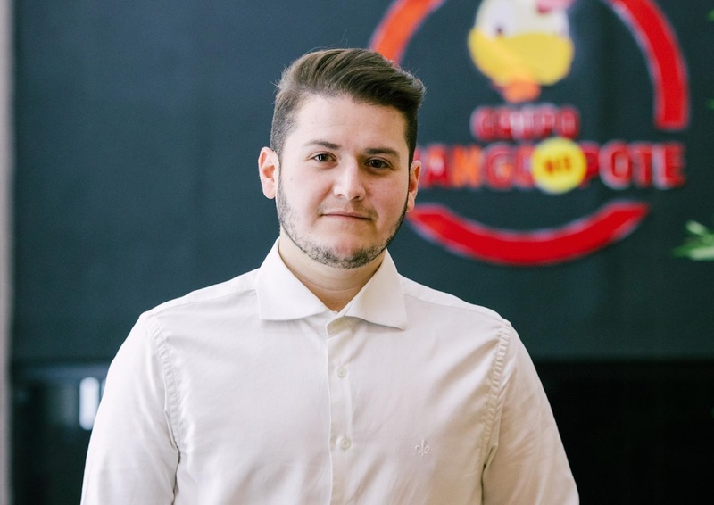 Carlos Jr assumiu o cargo de CEO da companhia com apenas 19 anos de idade e, de lá para cá, tem trabalhado para conquistar o Brasil com o que se tornou o bordão da companhia: o verdadeiro frango frito brasileiro.