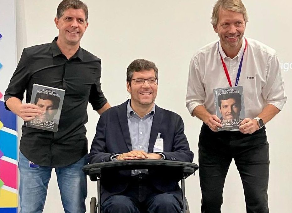 Jefferson Cestari (diretor de Pessoas e Gestão da LATAM Brasil), Rodrigo Hübner Mendes e Jerome Cadier (CEO da LATAM Brasil) após a palestra de Rodrigo sobre educação inclusiva