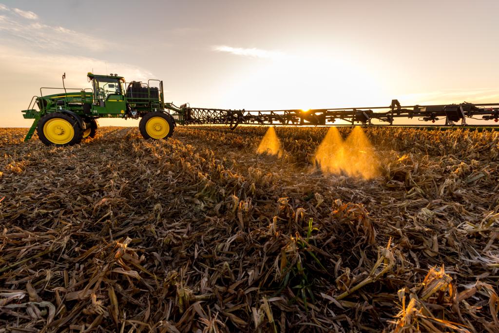 Agrishow 2024: sensores com IA captam até 30 imagens por segundo para garantir pulverização seletiva no campo