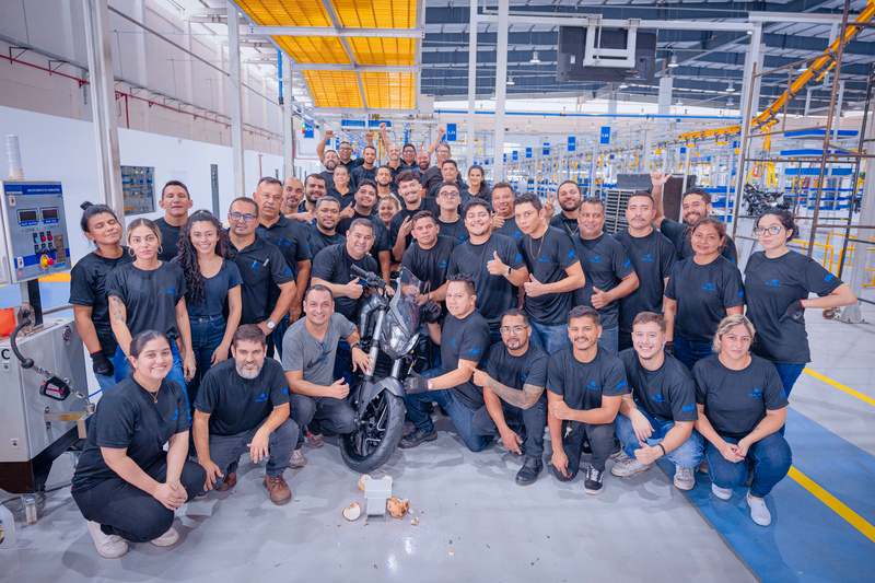 Foto: equipe Bajaj e primeiro container descarregado na Bajaj do Brasil (divulgação Bajaj)