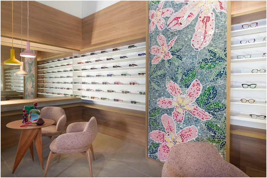 Na ótica criada por Eduardo Baldelomar, o esplendor do trabalho realizado por Andrés Fenix, artista especializado em mosaicos. Ele conseguiu reproduzir as raízes da Ceiba Camba, planta que dá nome ao ambiente da CASACOR São Paulo | Foto: Ricardo Abreu