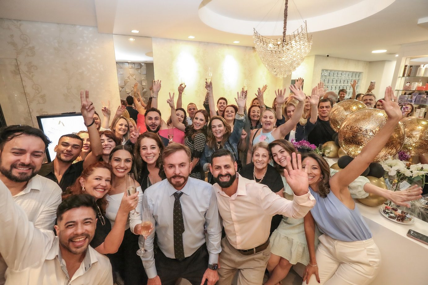 Bressan celebrando os 25 anos da sua rede de salões de beleza com amigos, colaboradores, clientes e familiares