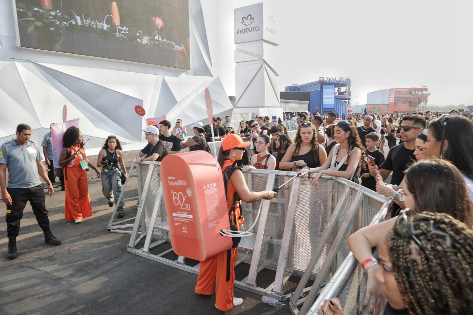 ROCK IN RIO BRASIL 2024: NATURA LEVA PROTEÇÃO SOLAR GRATUITA PARA O GRAMADO DO FESTIVAL