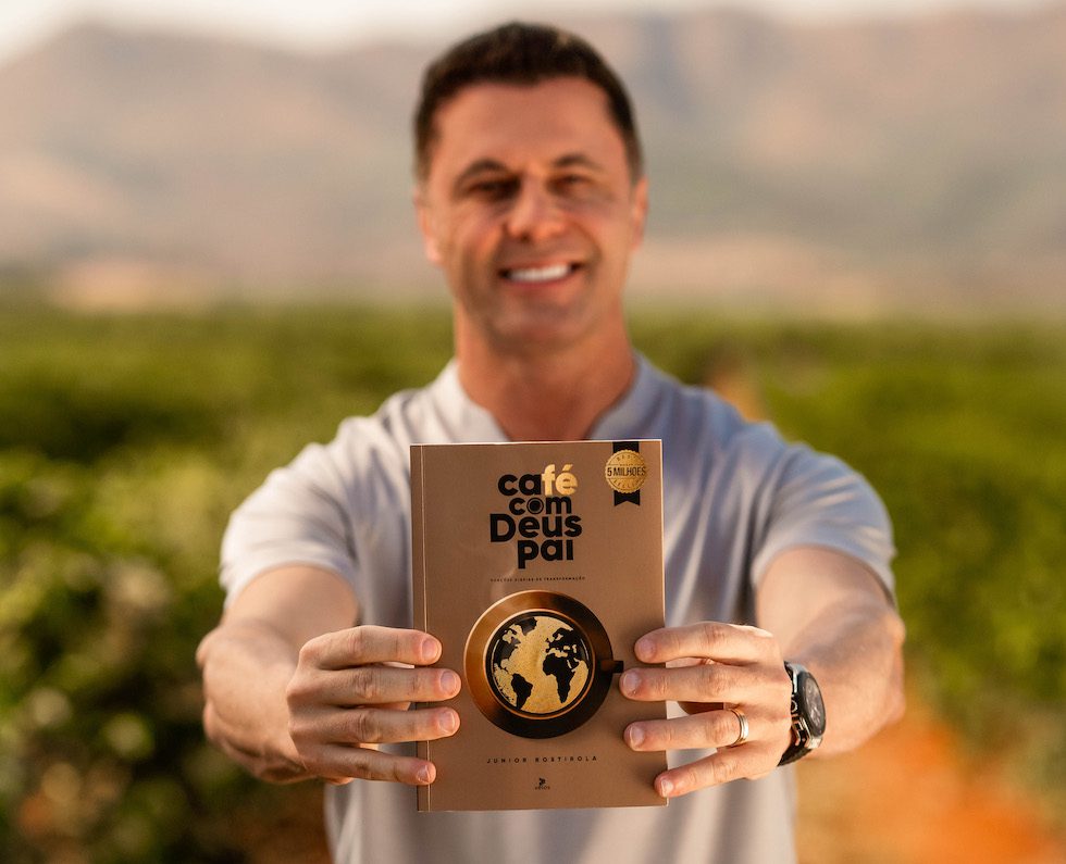 Arena Cultural da Bienal recebe Junior Rostirola, autor de "Café com Deus Pai"