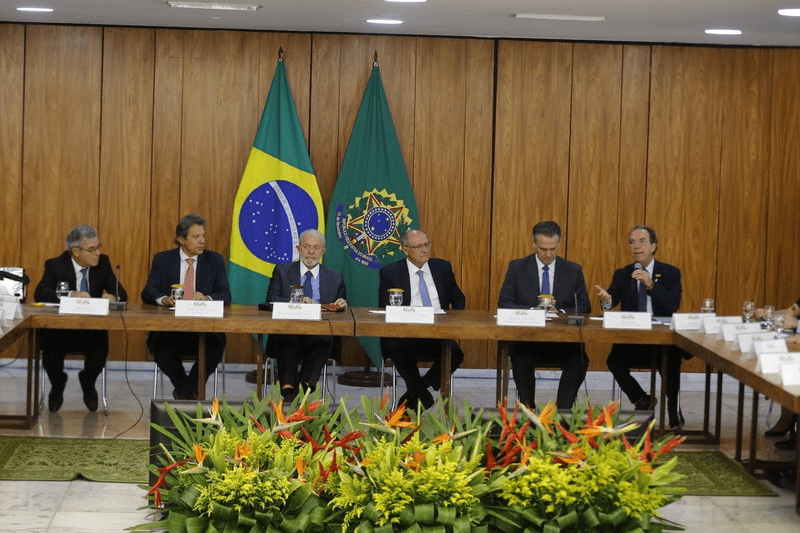 Sebrae e Apex firmam parceria para aperfeiçoar estratégias para cooperativas, micro e pequenas empresas. Investimentos chegam a R$ 537 milhões