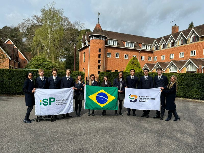 Alunos que desenvolveram projeto de startup “myCalling”, junto da coach e diretora do Colégio BIS. Foto: Divulgação.