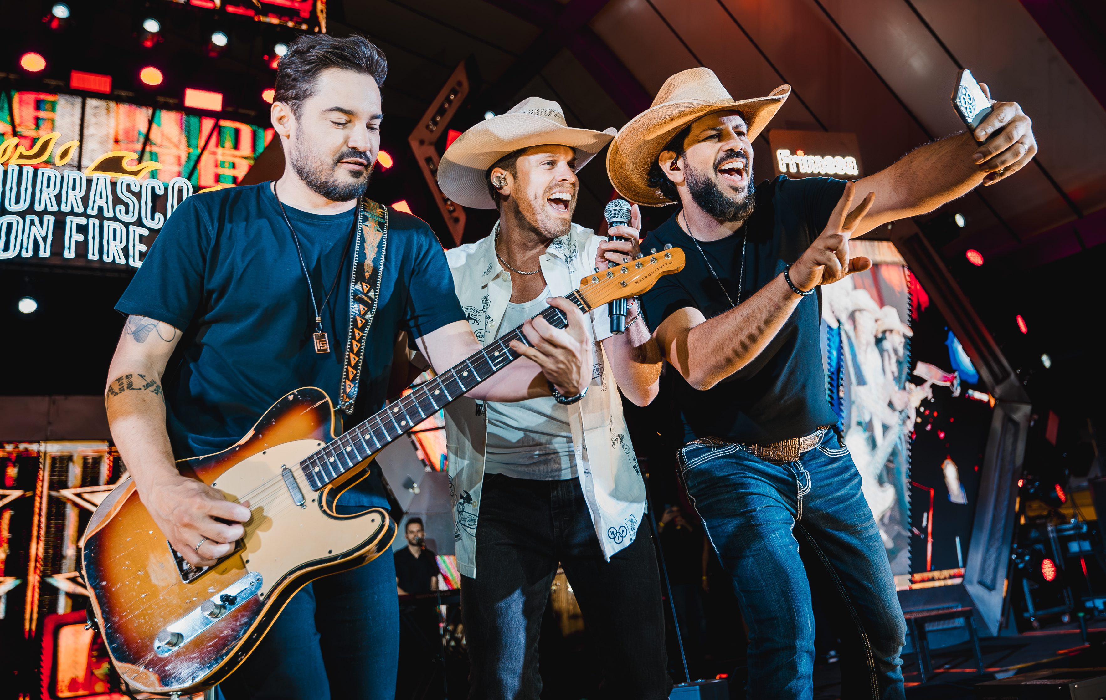 Com ações da Ford e CFMOTO, Fernando e Sorocaba apresentaram o Churrasco On Fire ao lado do cantor americano Dustin Lynch