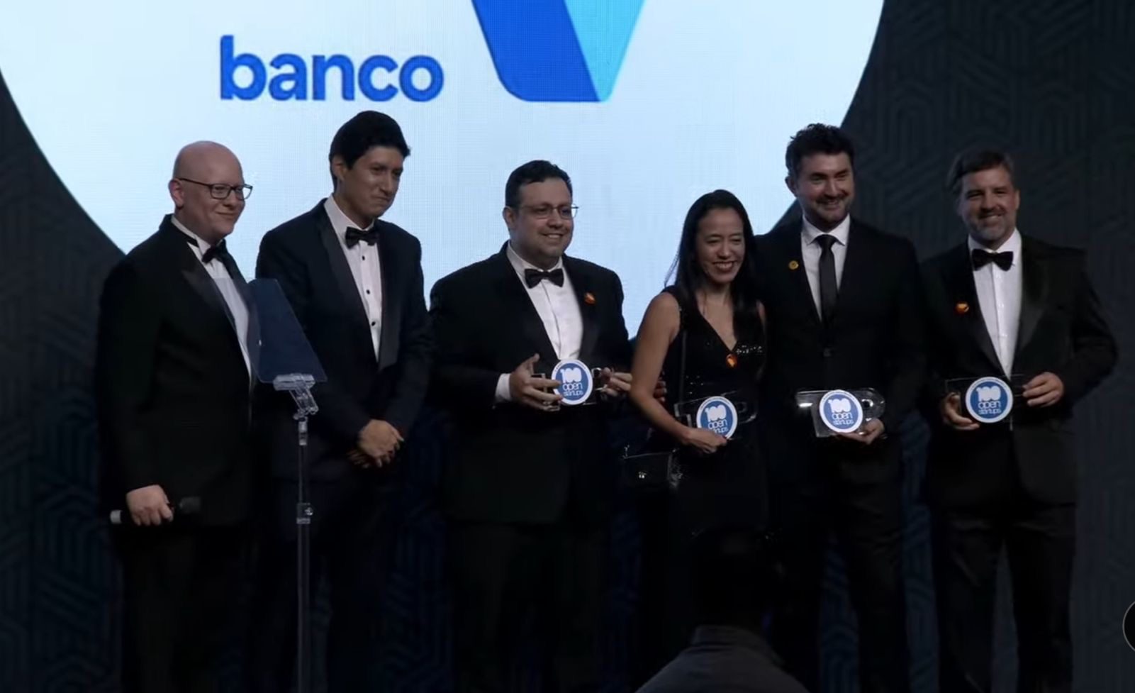 Divulgação banco BV Executivos do banco BV na premiação