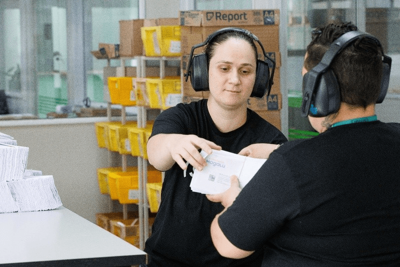 A SMARAPD se adaptou a normas internacionais, como a Lei Sarbanes-Oxley, implementando práticas de governança e certificação FSC para garantir segurança, compliance e sustentabilidade em suas operações.