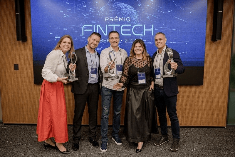 Da esquerda para a direita: Tamara Dzule, Vice-presidente do Prêmio Fintech IBEF-SP; Alysson Guimarães, da LeverPro; Pedro Rosolen, da Caveo; Claudia Rosa, membro da Banca Julgadora; e Rodrigo Cabernite, da GYRA+