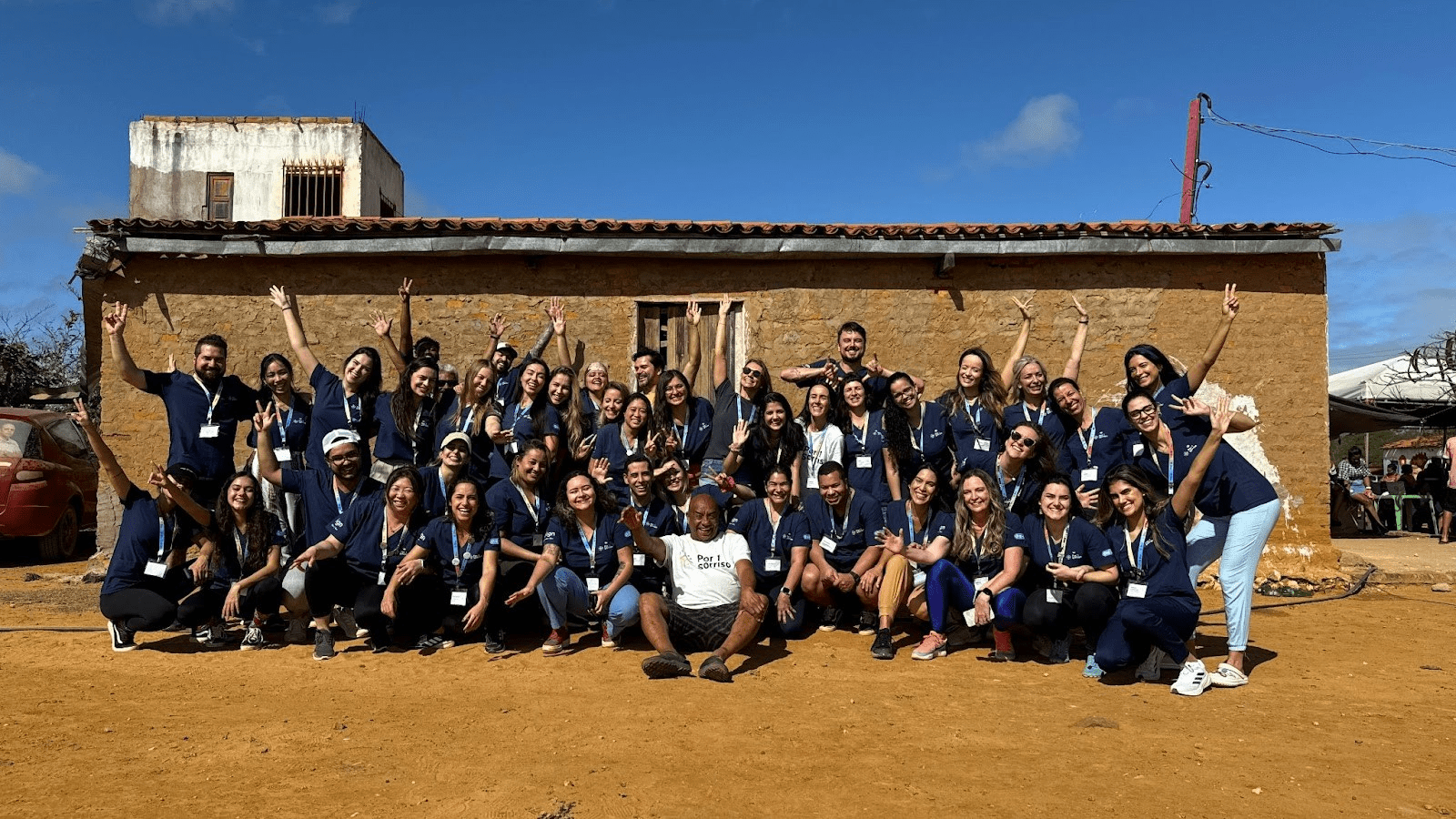 Voluntários da ONG Por1Sorriso, parceira do Avião Solidário da LATAM, em ação de saúde bucal realizada em Canudos, na Bahia. Crédito Bruna Zanotti