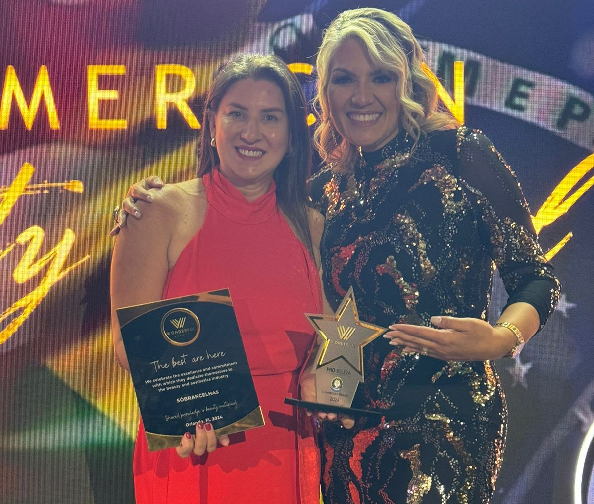 Luzia subiu ao palco (18) para receber a premiação. (Imagem: Sóbrancelhas)