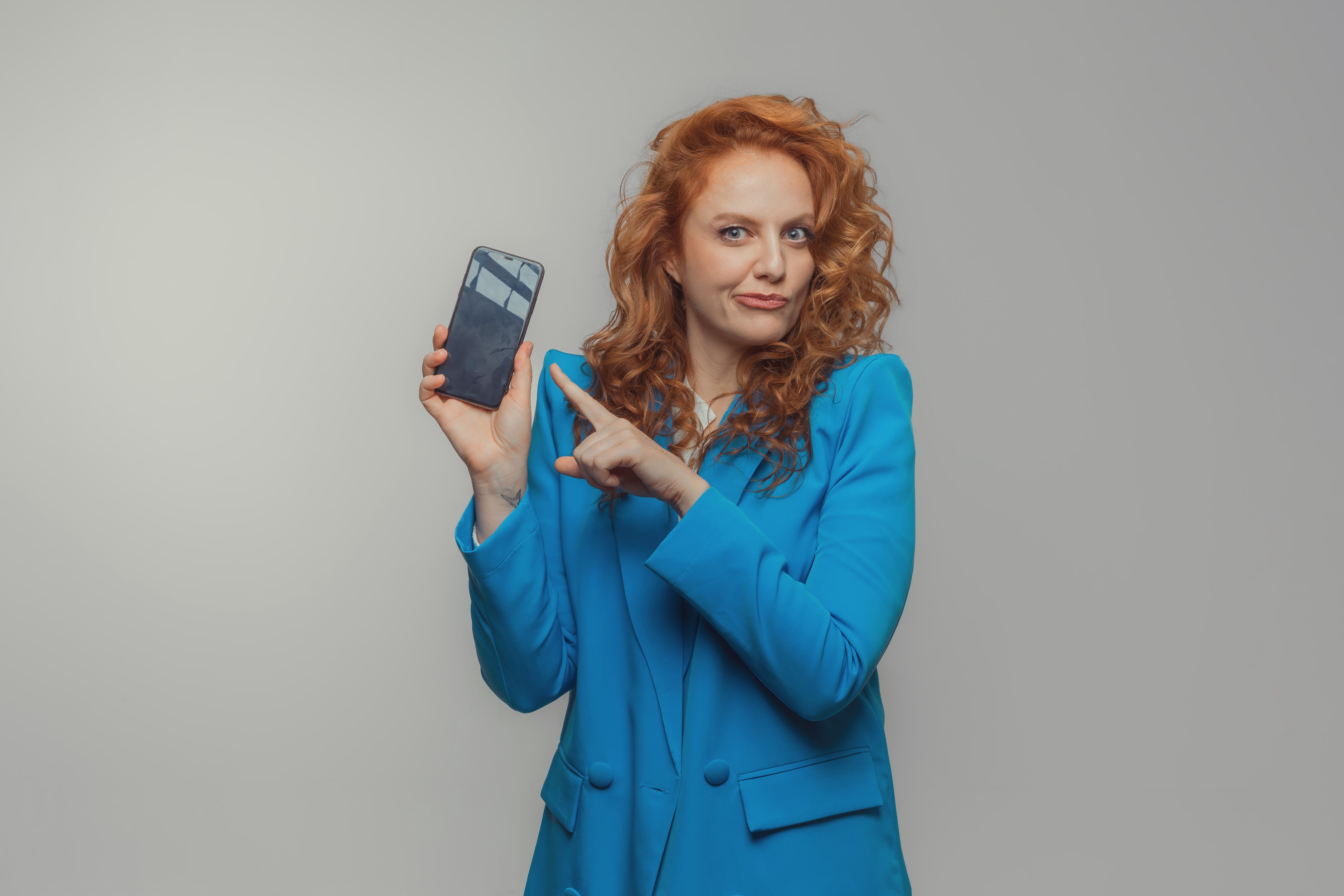 Sheylli Caleffi lança livro para alertar pais, adolescentes e educadores sobre os perigos do mundo digital e real