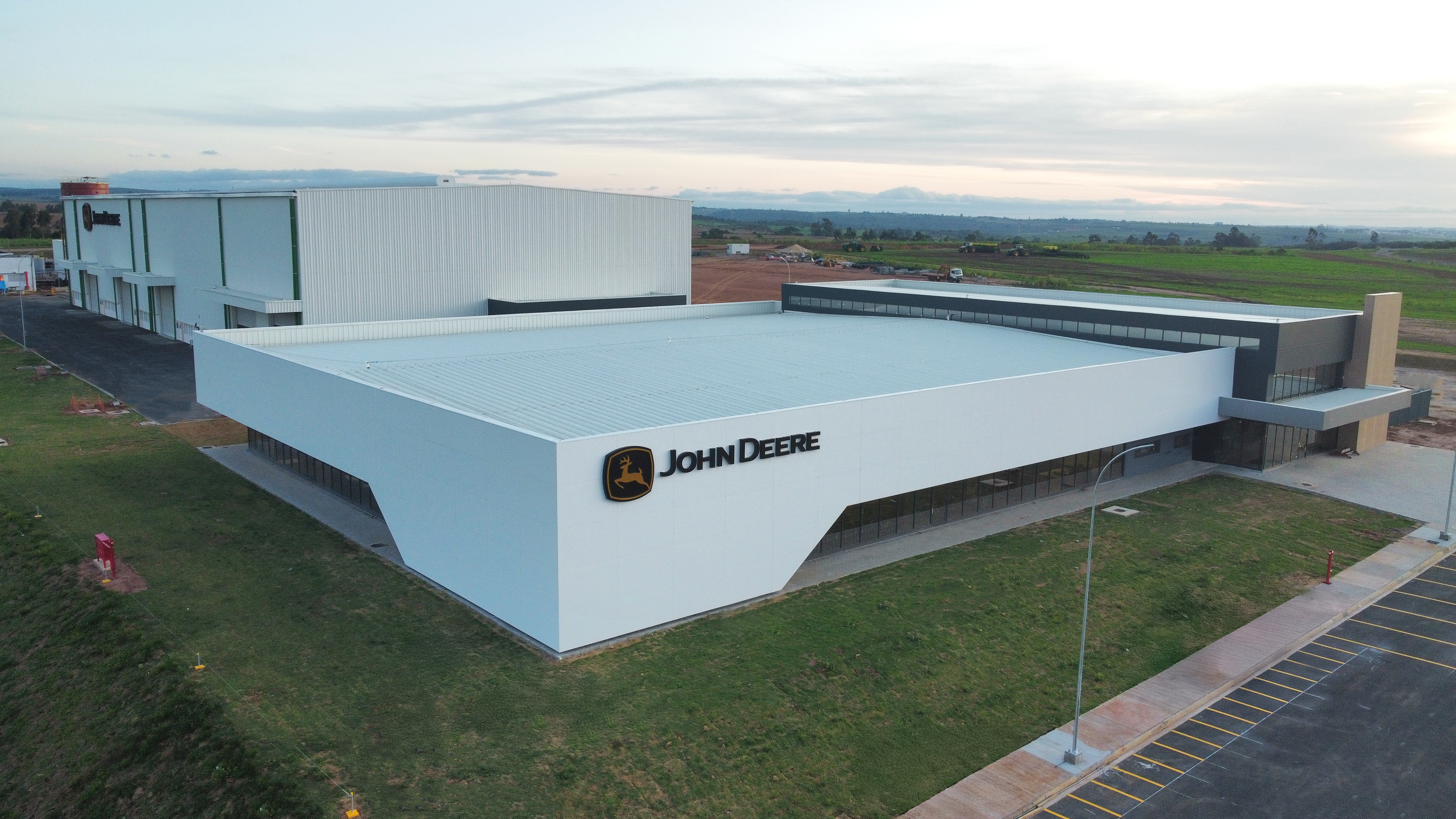 John Deere inaugura no Brasil seu primeiro Centro de Pesquisa e Desenvolvimento com foco na agricultura tropical