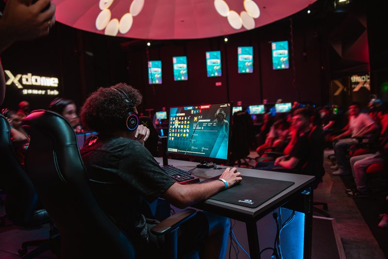 Na arena em São Paulo são realizados campeonatos, watch parties, eventos, entre outras experiências para gamers amadores e profissionais