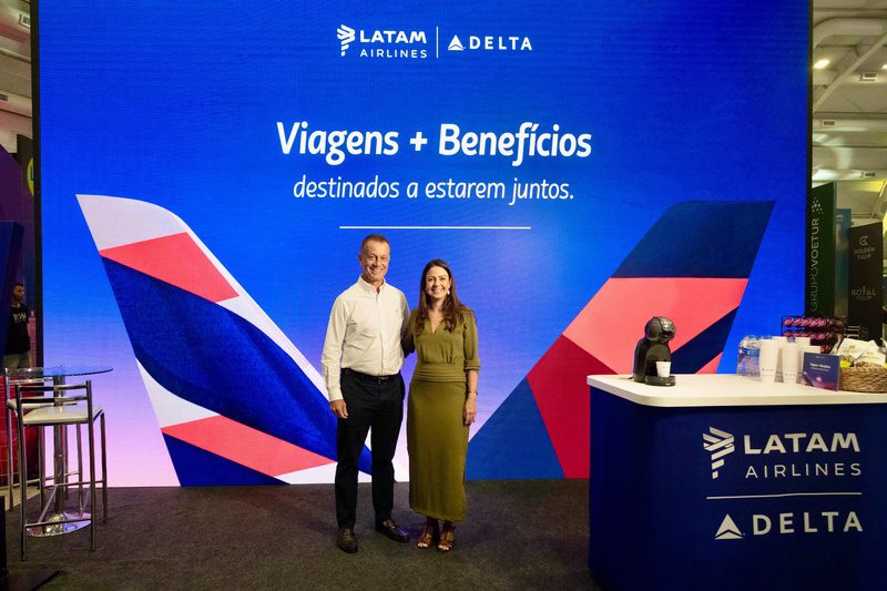 Ricardo Oliveira, Gerente de Vendas Regional Brasil da Delta Air Lines, e Aline Mafra, Diretora de Vendas e Marketing da LATAM Airlines Brasil, no estande das companhias no LACTE 2025