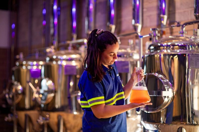 Ambev oferece 3 mil bolsas de estudo para mulheres no setor cervejeiro