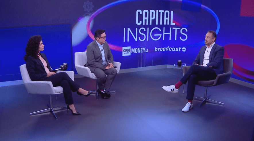 Da esq. para a dir., a repórter da Broadcast Talita Nascimento; o âncora do CNN Money Fernando Nakagawa; e o vice-presidente sênior de estratégia e de relações com investidores do Mercado Livre, Leandro Cuccioli (foto: Reprodução/CNN Brasil)