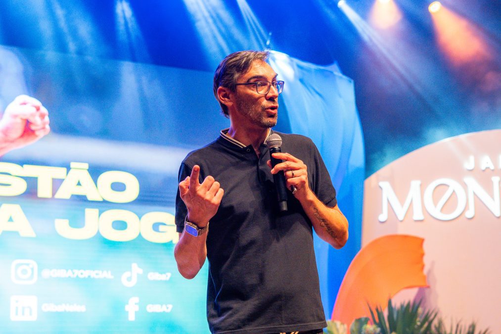 O ex-jogador da Seleção Brasileira de Vôlei, o eterno craque Giba, em palestra ministrada para profissionais do mercado imobiliário de Goiânia Vitti Filmes