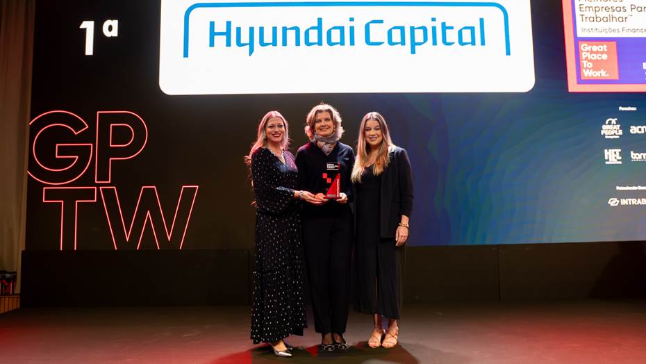 Da esquerda para a direita: Patrícia Ramos, Head de RH do Banco Hyundai; Liliana Blutaumuller, CEO do Banco Hyundai; e Bianca Andrade, consultora de Relacionamento do Instituto GPTW, representante da GPTW na entrega da premiação.