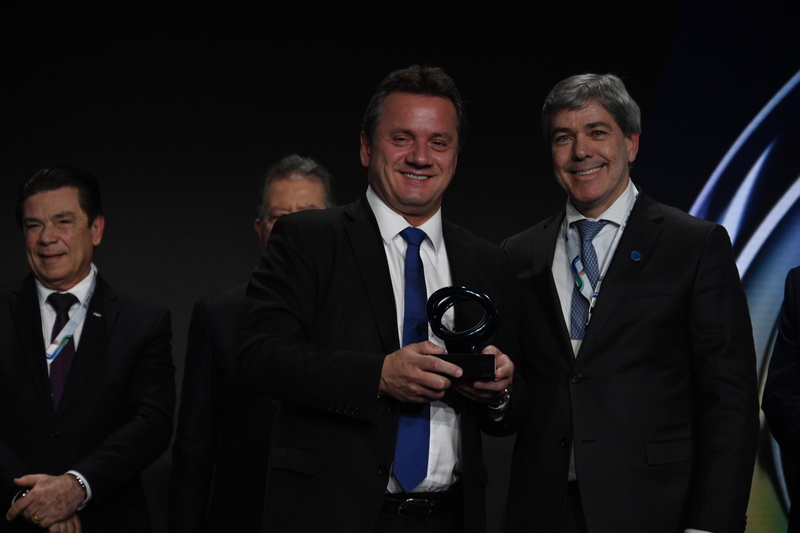 Wesley Batista com o presidente da Federação das Indústrias do Estado de Goiás (Fieg), André Luiz Baptista Lins Rocha. Clique aqui para a foto em melhor resolução. Crédito: Iano Andrade/CNI.