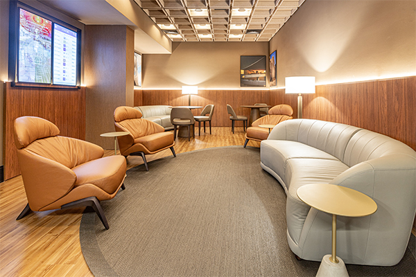 W Premium Lounge Curitiba, vencedora do iLuxury Awards 2026 na categoria Best Luxury Airport Lounge